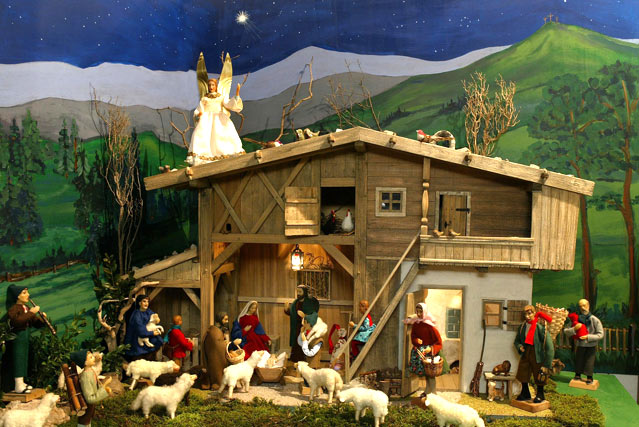 Große Krippe mit Verkündigungsengel auf dem Dach 