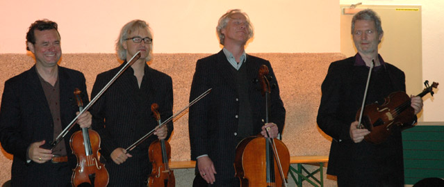 Das &quot;Modern String Quartet&quot; im Rundbogen des Dachauer Wasserturms