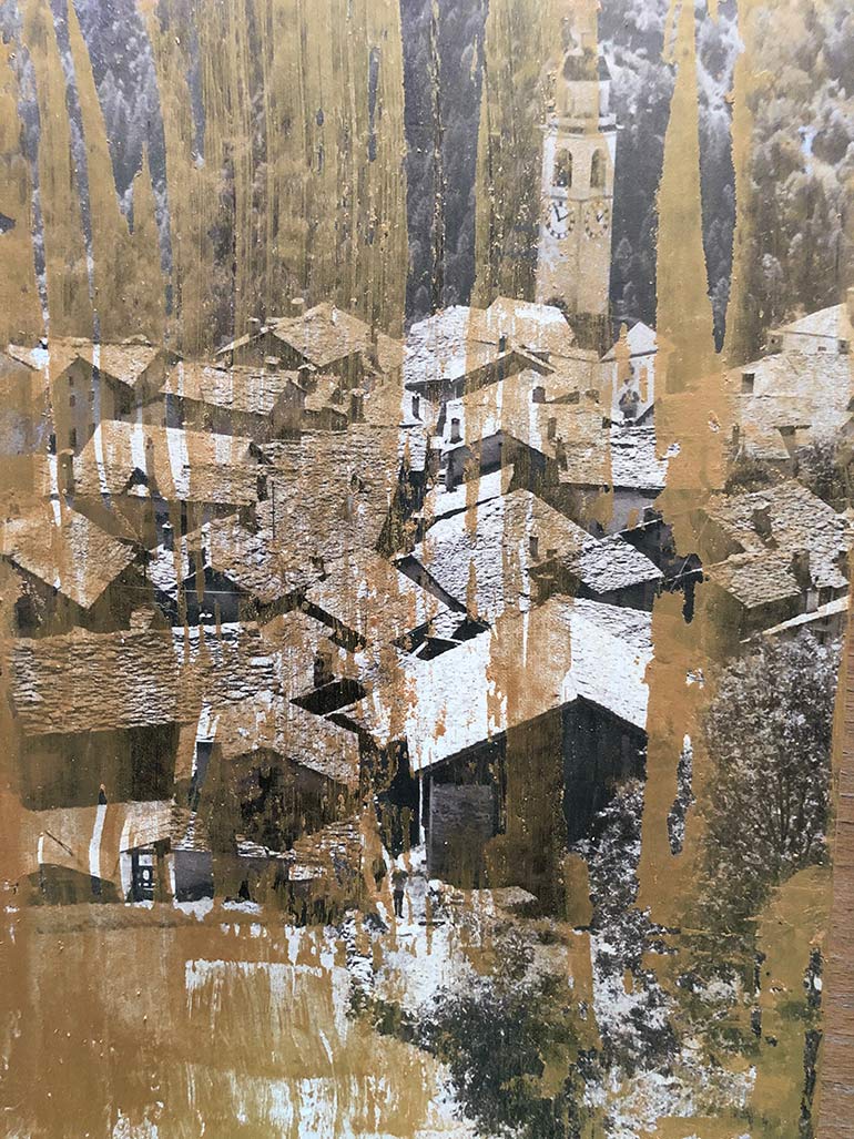 Verzasca Tal, Foto mit goldener Farbe übermalt, 2019, 23,5 h x 15,5 b