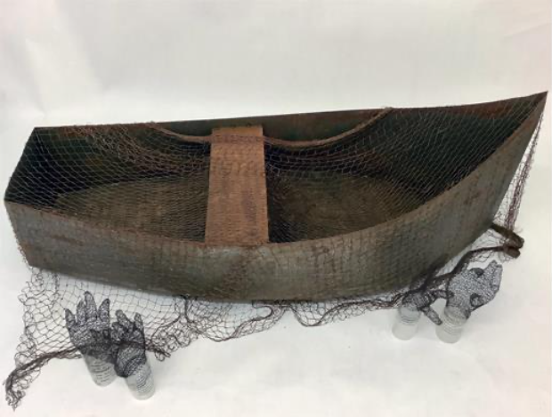 Cordula-Hofmann-Molis Boot (150 x 60 x 30 Eisen / gerostet, Netz 300 x 300 Seide handgeknüpft, Hände 25 x 10 x 10 Draht gehäkelt)